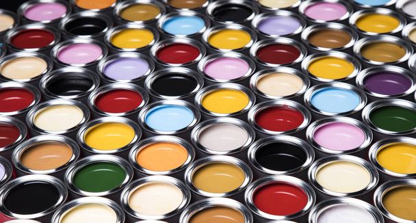 Cubos llenos de pintura al óleo de color arco iris
 - Foto, Imagen
