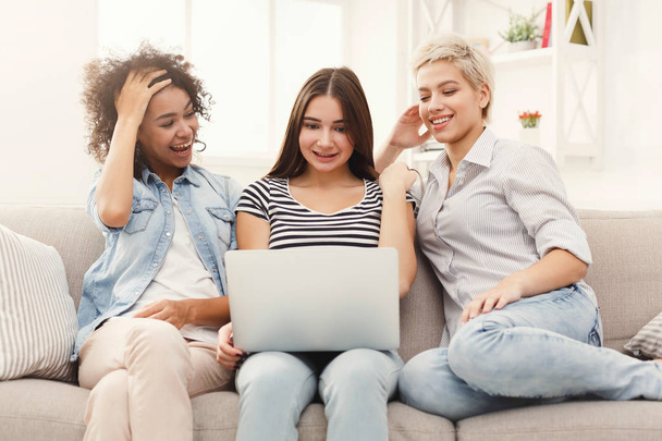 Három boldog nő használ a laptop otthon - Fotó, kép