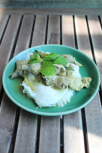 Csirke Curry (Papp jeen) egy zöld étel thai tészta. - Fotó, kép