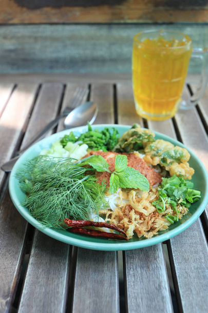 Thai galuskával (Papp jeen) zöld-csészében. - Fotó, kép