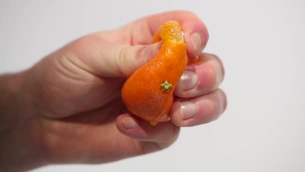Male Hand Squeezing Fresh Orange Juice.Hand squeezing an orange - Materiał filmowy, wideo