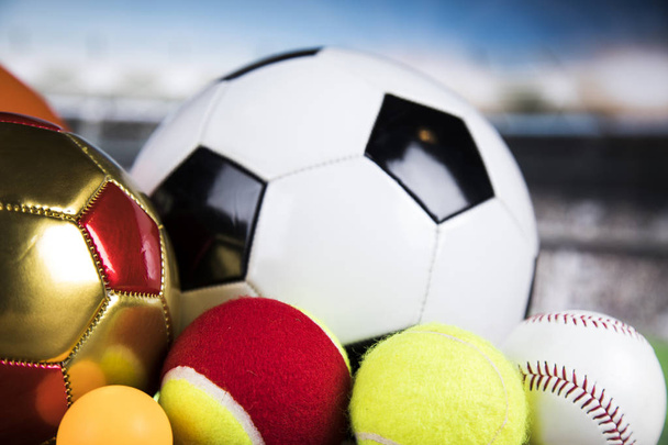 Sportgeräte, Fußball, Tennis, Basketball - Foto, Bild