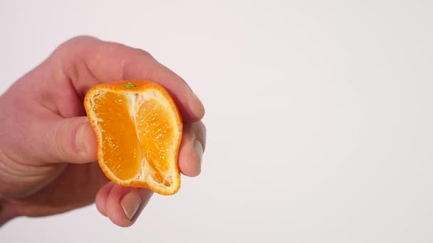 Male Hand Squeezing Fresh Orange Juice.Hand squeezing an orange - Filmagem, Vídeo