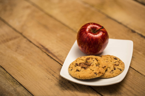 Время перекуса печенье и яблоко
 - Фото, изображение