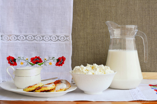 Натюрморт молочних продуктів на фоні рушника з вкладишем
 - Фото, зображення