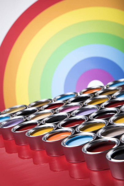Rainbow, pocynowanej blasze stalowej puszki z farbą koloru - Zdjęcie, obraz