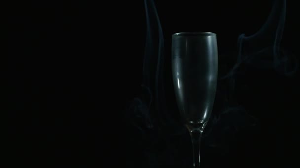 Smoke in the glass on black background - Filmagem, Vídeo