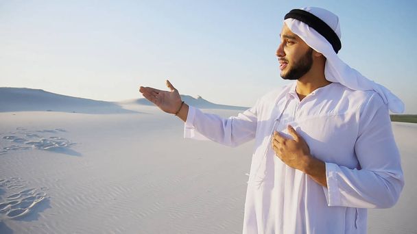 Atrakcyjne arabski mężczyzna Przewodnik opowiada o plusy podróży i l - Zdjęcie, obraz
