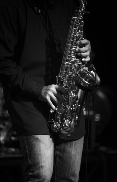 zwart-wit saxofoon spelen - Foto, afbeelding