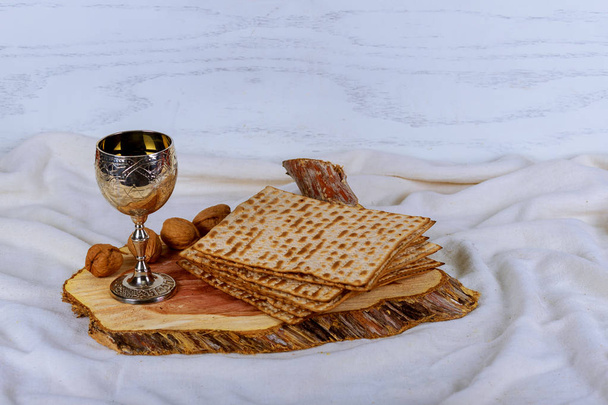 Еврейский хлеб Матца с вином. Концепция праздника Пасхи - Фото, изображение