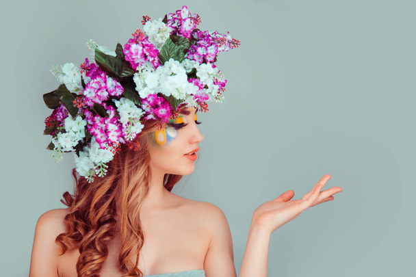 Žena v profilu s květinovým lila čelenka ukazující, ukázal rukou - Fotografie, Obrázek