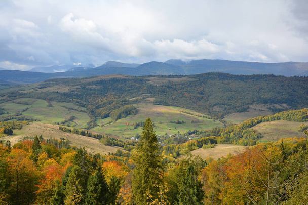 Vue des montagnes et de la vallée depuis le col Veretskyi le jour d'automne b
 - Photo, image