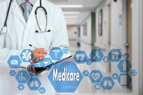 Medische arts met de stethoscoop en Medicare pictogram in medische net - Foto, afbeelding