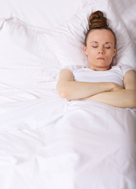 Une jeune femme de 30 à 40 ans reste dans son lit. Gros plan
 - Photo, image