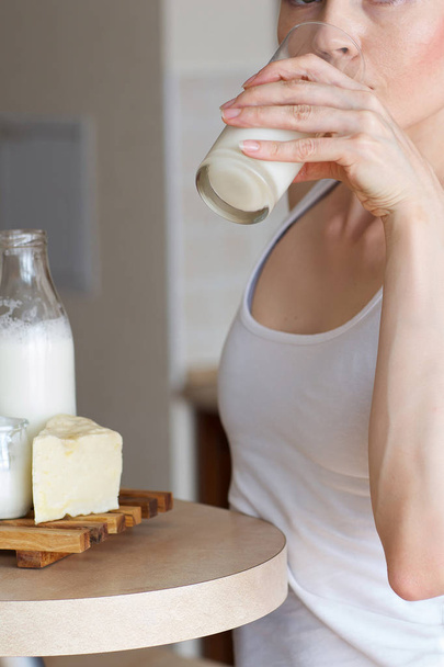 Genç Bayan 30 ila 40 yaşları arasında süt içiyor. Portre - Fotoğraf, Görsel