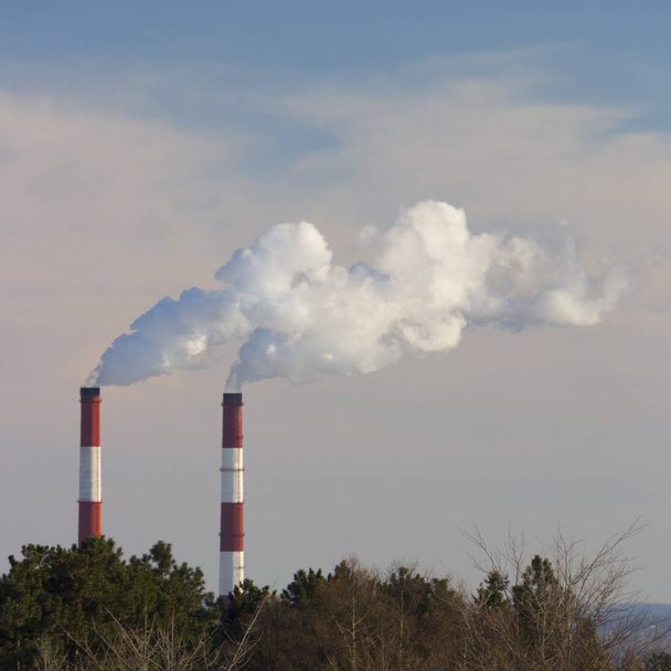 Kanál továrny vyzařuje škodlivých látek do ovzduší. Detail na pozadí oblohy - Fotografie, Obrázek