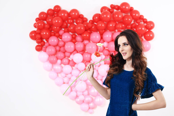 Sexy brunette woman with red heart balloons and flowers - Valokuva, kuva