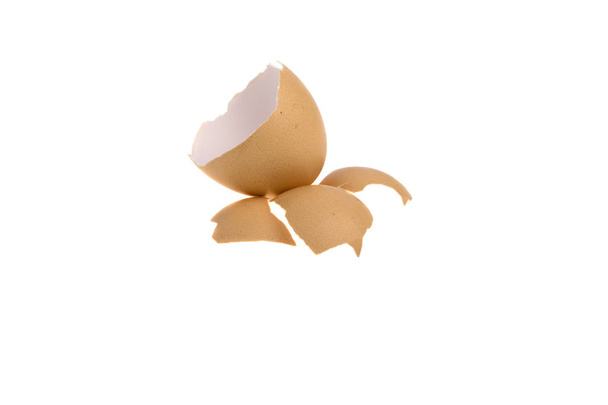 Egg shell on white background - Foto, afbeelding