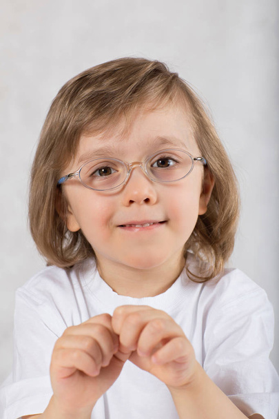 Fünfjähriger Junge mit Brille.  - Foto, Bild