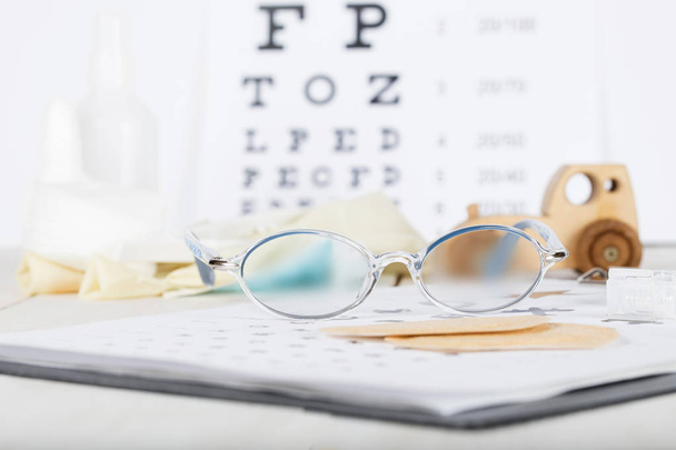 Brýle na oko chart blízko oční polštářky pro děti.  - Fotografie, Obrázek