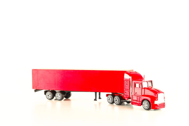 Close-up van rode speelgoed vrachtwagen - Foto, afbeelding