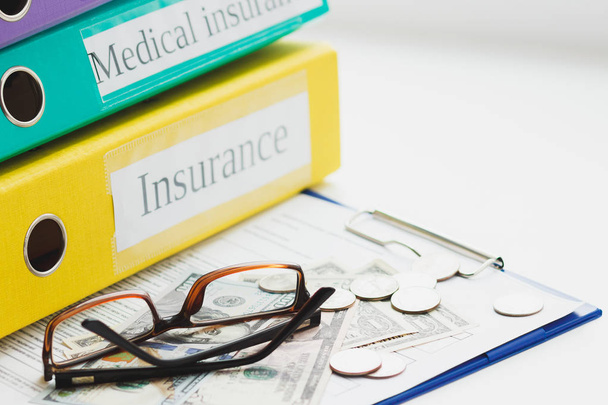 Formulaire d'assurance propre, dossiers, lunettes et argent
 - Photo, image