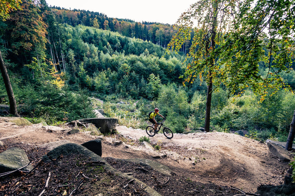 Mountain Bike lovaglás, kerékpározás, őszi erdő - Fotó, kép
