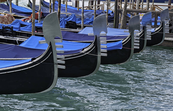 Деталь на стальном носу венецианской гондолы
 - Фото, изображение