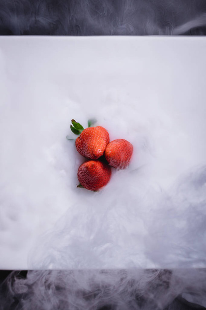 fraises et glace sèche
 - Photo, image