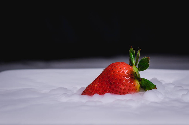 Erdbeeren und Trockeneis - Foto, Bild