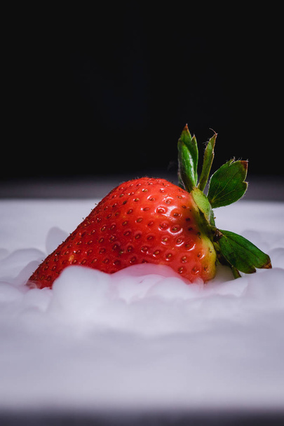 φράουλες και ξηρού πάγου - Φωτογραφία, εικόνα
