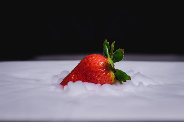 strawberries and dry ice - Foto, imagen