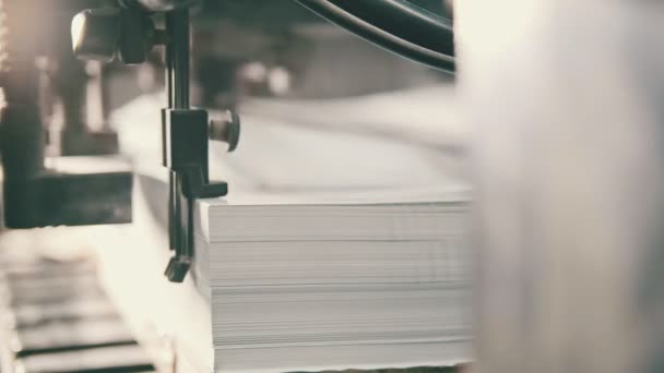 Des feuilles de papier imprimées sont servies dans le processus d'impression
 - Séquence, vidéo