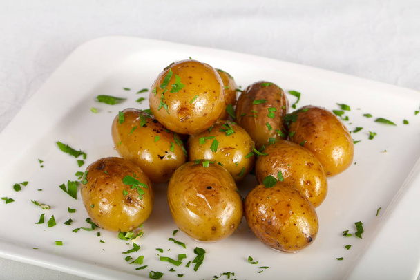 Młode ziemniaki na talerzu - Zdjęcie, obraz