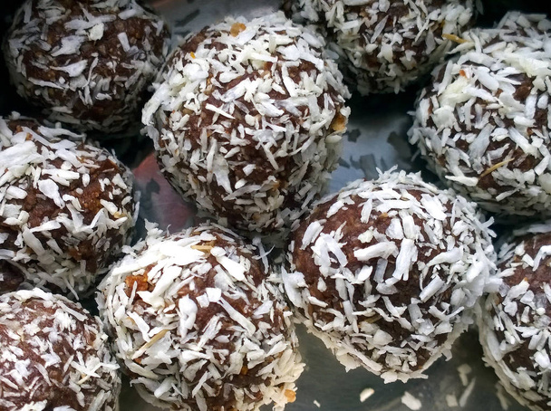 Сырые огуречные сладости с кокосовыми чипсами
 - Фото, изображение