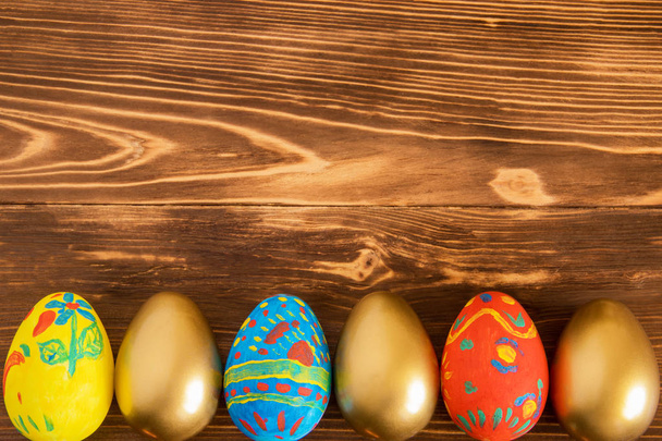 Пасхальні яйця на дерев'яному фоні з копіспадом
 - Фото, зображення
