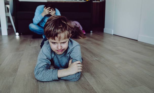 Wütende gestresste Kinder und müder Vater - Foto, Bild