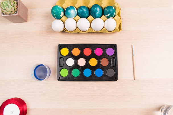 Veselé Velikonoce, bio vejce a malířské barvy, příprava na Velikonoční festival svátek den, Velikonoční pozadí konceptu s kopií prostor - Fotografie, Obrázek