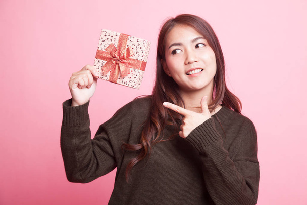 Young Asian woman with a gift box. - Foto, afbeelding