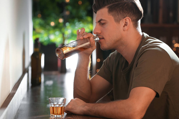 νεαρός άνδρας κατανάλωση αλκοόλ - Φωτογραφία, εικόνα
