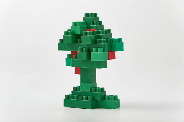 árbol verde de cubos de colores diseñador sobre fondo blanco
 - Foto, Imagen