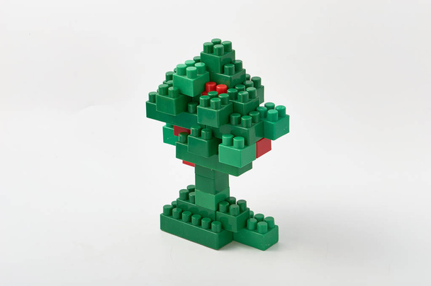 зелене дерево з дизайнера кольорових кубів на білому тлі
 - Фото, зображення