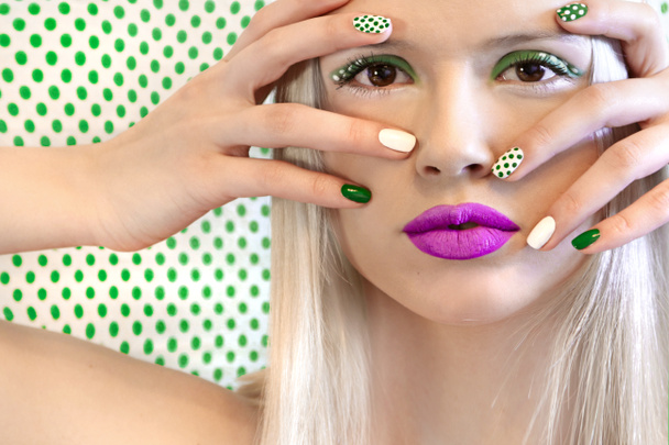 Νυχιών σχεδιασμός και μακιγιάζ με πράσινες κουκκίδες στο μοντέλο σε φόντο με τελείες. - Φωτογραφία, εικόνα