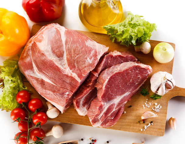 Raw pork on cutting board - Foto, Imagen