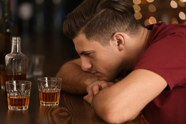Drunk man in bar - Фото, зображення