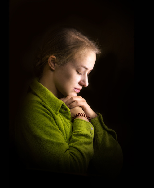 Genç Kadın Dua Ediyor - Fotoğraf, Görsel