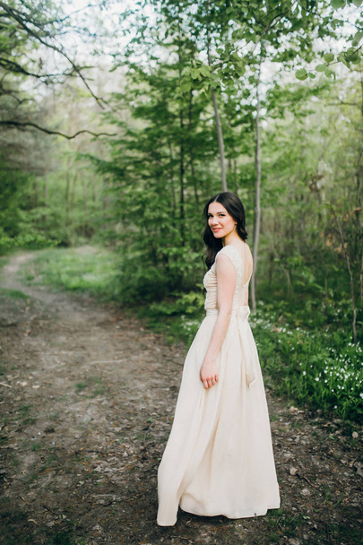 Delicate beautiful  bride in the forest - Foto, afbeelding