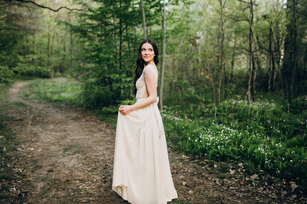 Delicate beautiful  bride in the forest - Fotoğraf, Görsel