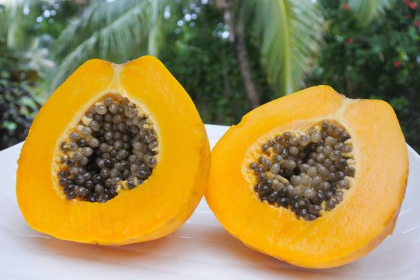 Abra la fruta de papaya servida en un plato
. - Foto, imagen