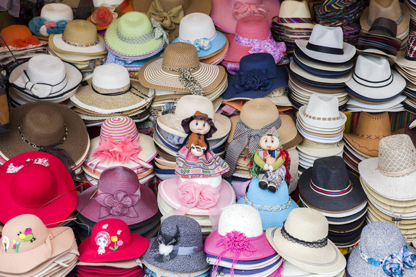 Coloridos souvenirs artesanales en el mercado en Copacabana, Bolivia
 - Foto, imagen